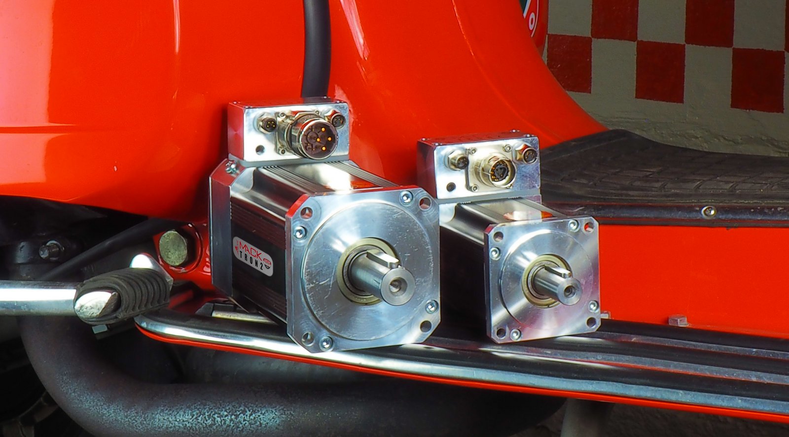 Servomotori Brushless Axor per l'automazione industriale. Possono anche essere utilizzati come generatori.